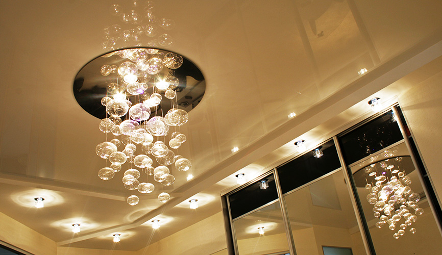 Фото потолка с люстрой и точечными светильниками фото